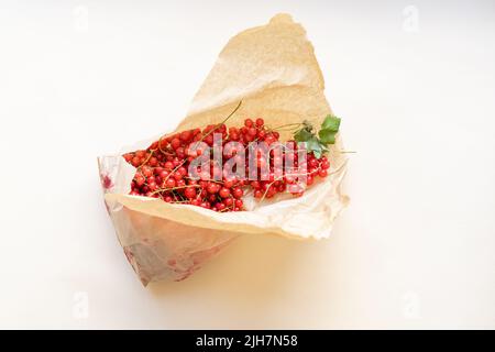 Draufsicht auf rote Johannisbeerbeeren in Papiertüte. Sommer gesunde Ernte Nahrung Stockfoto