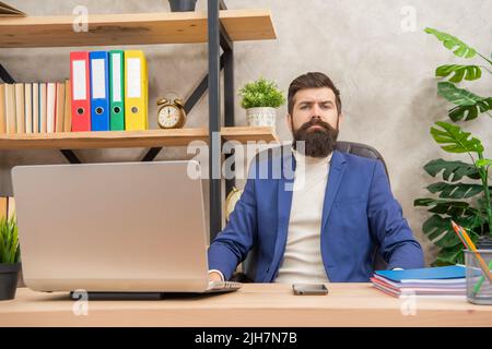 Hes ist ein echter Profi. Geschäftsexpertin. Ernsthafter Mann an der Rezeption. Professioneller Mitarbeiter. Büroarbeit Stockfoto