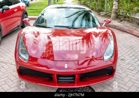 Miami Beach, Florida USA - 18. April 2021: Red Ferrari 488 GTB, Vorderansicht Stockfoto