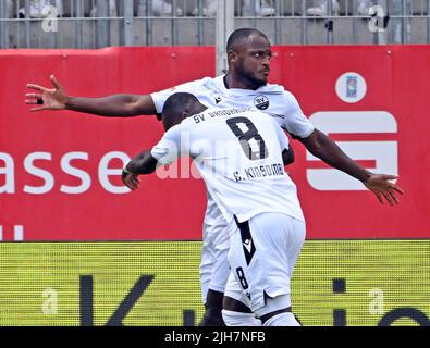 Deutschland. 16.. Juli 2022. Sandhausen, Deutschland. 16.. Juli 2022. Fußball: 2. Bundesliga, SV Sandhausen - DSC Arminia Bielefeld, Matchday 1, BWT-Stadion am Hardtwald. David Ksombi (r) und Christian Ksombi von Sandhausen feiern das Tor für 1:0 von David Ksombi. Kredit: Uli Deck/dpa - WICHTIGER HINWEIS: Gemäß den Anforderungen der DFL Deutsche Fußball Liga und des DFB Deutscher Fußball-Bund ist es untersagt, im Stadion und/oder vom Spiel aufgenommene Fotos in Form von Sequenzbildern und/oder videoähnlichen Fotoserien zu verwenden oder zu verwenden./dpa/Alamy Live News Credit: dpa pic Stockfoto