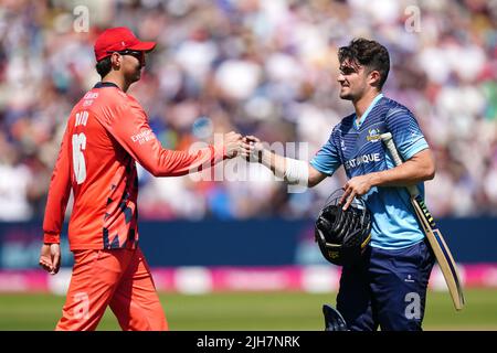 Yorkshire Vikings' Jordan Thompson (rechts) wird von Lancashire's Tim David begrüßt, als er nach seiner Entlassung während des Halbfinalmatches Vitality Blast T20 im Edgbaston Stadium, Birmingham, abbricht. Bilddatum: Samstag, 16. Juli 2022. Stockfoto