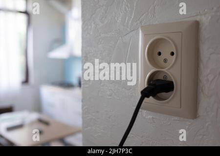 Doppelte elektrische Steckdose und einfacher geschalteter Stecker Stockfoto