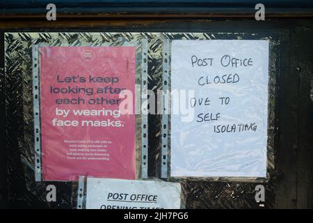 Slough, Großbritannien. 16.. Juli 2022. Ein Hinweis vor dem Postamt in der Nähe des Wexham Park Hospital, der Kunden mitteilt, dass es wegen Selbstisolierens geschlossen ist. Quelle: Maureen McLean/Alamy Live News Stockfoto