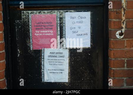 Slough, Großbritannien. 16.. Juli 2022. Ein Hinweis vor dem Postamt in der Nähe des Wexham Park Hospital, der Kunden mitteilt, dass es wegen Selbstisolierens geschlossen ist. Quelle: Maureen McLean/Alamy Live News Stockfoto