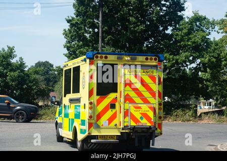 Slough, Großbritannien. 16.. Juli 2022. Ein NHS-Notarzt, der das Wexham Park Hospital verlässt. Die Zahl der positiven Covid-19-Fälle in ganz England steigt erneut stark an, und da die Hitzewelle die Rettungsdienste belastet, wird der NHS stärker unter Druck gesetzt, während viele Mitarbeiter mit Covid-19 abgesetzt sind. Quelle: Maureen McLean/Alamy Live News Stockfoto