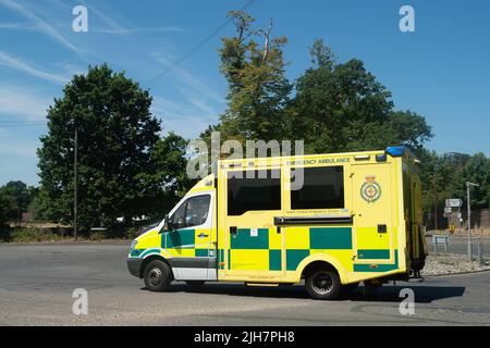 Slough, Großbritannien. 16.. Juli 2022. Ein NHS-Notarzt, der im Wexham Park Hospital eintrifft. Die Zahl der positiven Covid-19-Fälle in ganz England steigt erneut stark an, und da die Hitzewelle die Rettungsdienste belastet, wird der NHS stärker unter Druck gesetzt, während viele Mitarbeiter mit Covid-19 abgesetzt sind. Quelle: Maureen McLean/Alamy Live News Stockfoto