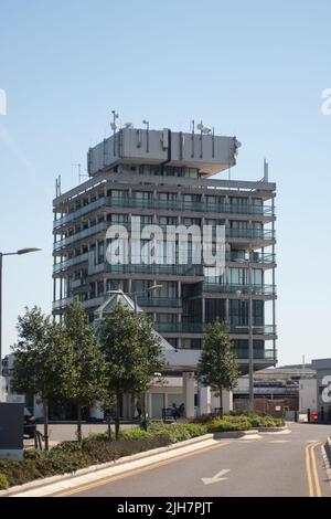 Slough, Großbritannien. 16.. Juli 2022. Das Wexham Park Hospital hat das Tragen von Gesichtsmasken beim Besuch des Krankenhauses wieder eingeführt. Die Zahl der positiven Covid-19-Fälle in ganz England steigt erneut stark an, und da die Hitzewelle die Rettungsdienste belastet, wird der NHS stärker unter Druck gesetzt, während viele Mitarbeiter mit Covid-19 abgesetzt sind. Quelle: Maureen McLean/Alamy Live News Stockfoto