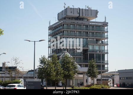 Slough, Großbritannien. 16.. Juli 2022. Das Wexham Park Hospital hat das Tragen von Gesichtsmasken beim Besuch des Krankenhauses wieder eingeführt. Die Zahl der positiven Covid-19-Fälle in ganz England steigt erneut stark an, und da die Hitzewelle die Rettungsdienste belastet, wird der NHS stärker unter Druck gesetzt, während viele Mitarbeiter mit Covid-19 abgesetzt sind. Quelle: Maureen McLean/Alamy Live News Stockfoto