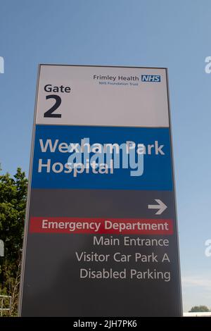 Slough, Großbritannien. 16.. Juli 2022. Das Wexham Park Hospital hat das Tragen von Gesichtsmasken beim Besuch des Krankenhauses wieder eingeführt. Die Zahl der positiven Covid-19-Fälle in ganz England steigt erneut stark an, und da die Hitzewelle die Rettungsdienste belastet, wird der NHS stärker unter Druck gesetzt, während viele Mitarbeiter mit Covid-19 abgesetzt sind. Quelle: Maureen McLean/Alamy Live News Stockfoto