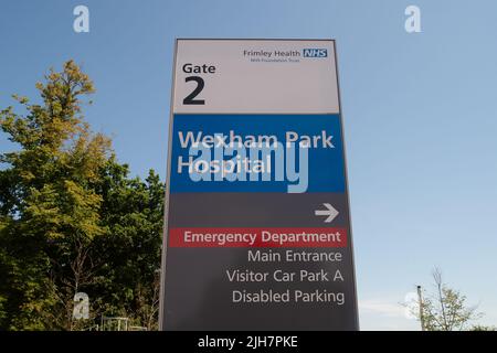 Slough, Großbritannien. 16.. Juli 2022. Das Wexham Park Hospital hat das Tragen von Gesichtsmasken beim Besuch des Krankenhauses wieder eingeführt. Die Zahl der positiven Covid-19-Fälle in ganz England steigt erneut stark an, und da die Hitzewelle die Rettungsdienste belastet, wird der NHS stärker unter Druck gesetzt, während viele Mitarbeiter mit Covid-19 abgesetzt sind. Quelle: Maureen McLean/Alamy Live News Stockfoto