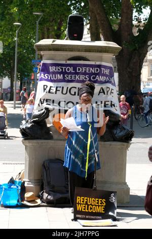 Bristol, Großbritannien. 16.. Juli 2022. Protest vor dem sockel von colston. Arbeitsrätin Amira cole spricht. Verärgert über die Flüge nach Ruanda protestieren Menschen gegen die Politik der Regierungen gegenüber Flüchtlingen. Aktivisten aus Bristol verteidigt Asylsuchende, Bristol Refugee Rights, Bristol Stand Up to Racism und Bristol City of Sanctuary protestieren im Stadtzentrum von Bristol. JMF News/Alamy Live News Stockfoto