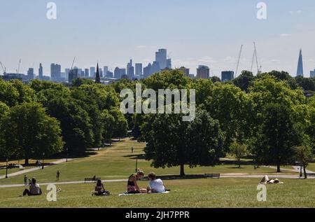 London, Großbritannien. 16.. Juli 2022. Eine Handvoll Menschen sonnen sich auf Primrose Hill, während das Met Office in den kommenden Tagen seine erste rote Warnung vor extremer Hitze ausgibt. Kredit: Vuk Valcic/Alamy Live Nachrichten Stockfoto