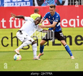 Deutschland. 16.. Juli 2022. Sandhausen, Deutschland. 16.. Juli 2022. Fußball: 2. Bundesliga, SV Sandhausen - DSC Arminia Bielefeld, Matchday 1, BWT-Stadion am Hardtwald. Sandhausens Christian Ksombi (l.) und Bielefelds Silvan Sidler kämpfen um den Ball. Kredit: Uli Deck/dpa - WICHTIGER HINWEIS: Gemäß den Anforderungen der DFL Deutsche Fußball Liga und des DFB Deutscher Fußball-Bund ist es untersagt, im Stadion und/oder vom Spiel aufgenommene Fotos in Form von Sequenzbildern und/oder videoähnlichen Fotoserien zu verwenden oder zu verwenden./dpa/Alamy Live News Credit: dpa picture Alliance/A Stockfoto