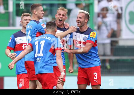 Deutschland. 16.. Juli 2022. 16. Juli 2022, Bayern, Fürth: Fußball: 2. Bundesliga, SpVgg Greuther Fürth - Holstein Kiel, Matchday 1, im Sportpark Ronhof Thomas Sommer. Timo Becker (Mitte) aus Holstein Kiel feiert mit seinen Kollegen nach dem Tor 0:1. Foto: Daniel Karmann/dpa - WICHTIGER HINWEIS: Gemäß den Anforderungen der DFL Deutsche Fußball Liga und des DFB Deutscher Fußball-Bund ist es untersagt, im Stadion und/oder vom Spiel aufgenommene Fotos in Form von Sequenzbildern und/oder videoähnlichen Fotoserien zu verwenden oder zu verwenden. Quelle: dpa picture Alliance/Alamy Stockfoto