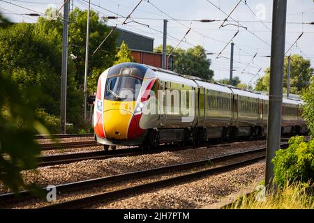 London North Eastern Railways 'Azuma' Diesel-Hybrid-Zug auf der East Coast Main Line in Offord Cluny, Cambridgeshire, England Stockfoto