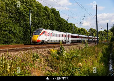 London North Eastern Railways 'Azuma' Diesel-Hybrid-Zug auf der East Coast Main Line in Offord Cluny, Cambridgeshire, England Stockfoto