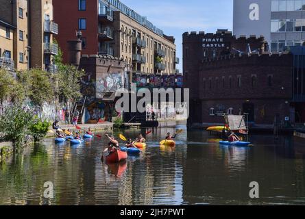 London, Großbritannien. 16.. Juli 2022. Menschen in Kanus passieren das Piratenschloss am Regent's Canal in Camden, während das Met Office in den kommenden Tagen seine erste rote Warnung vor extremer Hitze ausgibt. Kredit: Vuk Valcic/Alamy Live Nachrichten Stockfoto