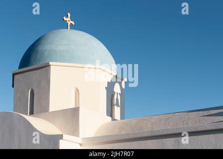 Orthodoxe Kirche gegen blauen Himmel Stockfoto