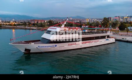 Ilkadim, Samsun, Türkei, Juni 2022: Seitenansicht der städtischen Yacht, diese Küstenlinie bekannt als in der türkischen 'Ilkadim' Stockfoto