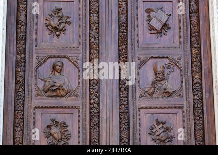 FLORENZ, ITALIEN - 18. SEPTEMBER 2018: Dies ist ein Fragment der alten geschnitzten Türen des Portals zur Basilika di Santa Croce. Stockfoto