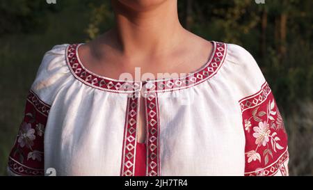 Ukrainische Frau in besticktem Hemd mit traditionellem Ornament. Nationalkostüm - Vyshywanka, Textur, Design, Folk, handgemachte Handarbeit Handarbeiten Stockfoto