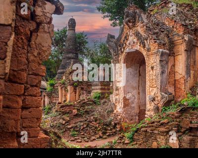 Ruinen und Überreste alter buddhistischer Pagoden und Stupas im Dorf Indein Stockfoto