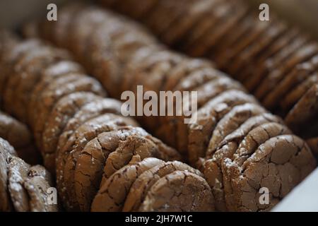 Schokoladenkekse, viele braune Kekse. Stockfoto