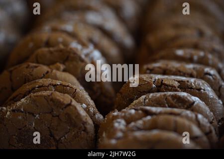 Schokoladenkekse, viele braune Kekse. Stockfoto