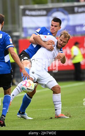 Deutschland. 16.. Juli 2022. Sandhausen, Deutschland. 16.. Juli 2022. Fußball: 2. Bundesliga, SV Sandhausen - DSC Arminia Bielefeld, Matchday 1, BWT-Stadion am Hardtwald. Sandhausens Matej Pulkrab (r) und Bielefelds Frederik Jäkel kämpfen um den Ball. Kredit: Uli Deck/dpa - WICHTIGER HINWEIS: Gemäß den Anforderungen der DFL Deutsche Fußball Liga und des DFB Deutscher Fußball-Bund ist es untersagt, im Stadion und/oder vom Spiel aufgenommene Fotos in Form von Sequenzbildern und/oder videoähnlichen Fotoserien zu verwenden oder zu verwenden./dpa/Alamy Live News Credit: dpa picture Alliance/Alamy Stockfoto