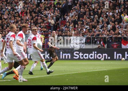 Deutschland. 16.. Juli 2022. firo: 07/16/2022 Fußball, Fußball, 2. Bundesliga, Saison 2022/2023, 1. Spieltag FC St.Pauli Hamburg, Sankt Pauli - FC Nürnberg Jackson Irvine, schießt, die, Tor, zu, 1:0 Credit: dpa picture Alliance/Alamy Live News Stockfoto