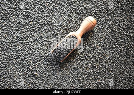 Rohe, vollständig getrocknete schwarze Urad-Linsen Stockfoto