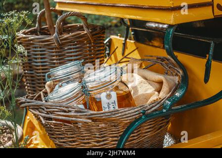 Honiggläser auf dem Land in Dänemark Stockfoto