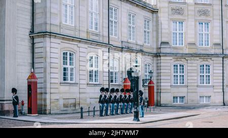 Soldaten für die Wachablösung auf Schloss Amalienborg in Kopenhagen Stockfoto