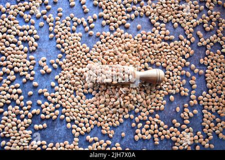 Rohe, vollständig getrocknete, braune Hyazinthe-Bohne Stockfoto