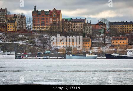 Blick über den gefrorenen Riddarfjarden (östlichste Bucht des Malaren-Sees) nach Sodermalm, Stockholm, Schweden Stockfoto