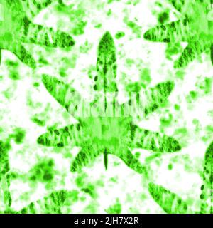 Krawatte Farbstoff Marihuana Blätter nahtloses Muster. Handbemalte Elemente auf grünem und weißem Tie-Dye-Hintergrund. Abstrakte Textur. Konzept der Legalisierung Stockfoto