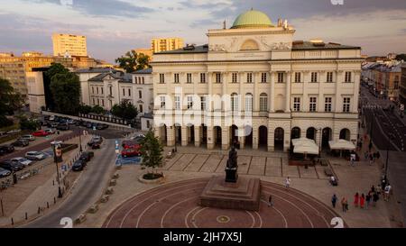 PAN (Polnische Akademie der Wissenschaften) im Staszischen Palast bei Sonnenuntergang in der Krakowskie Przedmieście in Warschau, Polen Stockfoto