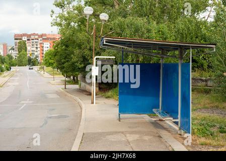 Einfache, bescheidene Bushaltestelle in den Vororten von Sofia, Bulgarien, Osteuropa, EU, Balkan Stockfoto