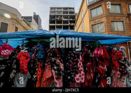 Sao Paulo, Brasilien. 16.. Juli 2022. SP - Sao Paulo - 07/16/2022 - SAO PAULO, FEUER 25. MÄRZ, ABRISS - die Abrissarbeiten am Gebäude Industria e Comercio in der Rua Comendador Abdo Schahin in der Region 25 de Marco sollen am Samstag (16.) beginnen, der nach einem Großbrand verurteilt wurde. Foto: Suamy Beydoun/AGIF/Sipa USA Quelle: SIPA USA/Alamy Live News Stockfoto