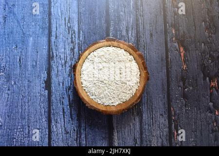 Rohe, ganze getrocknete, abgeflachte Reisflocken Stockfoto