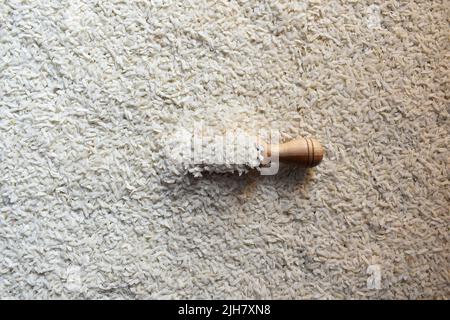 Rohe, ganze getrocknete, abgeflachte Reisflocken Stockfoto