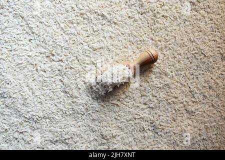 Rohe, ganze getrocknete, abgeflachte Reisflocken Stockfoto