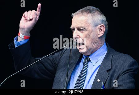Stuttgart, Deutschland. 16.. Juli 2022. Hans-Peter Hörner, Schatzmeister des Landesverbands der AfD Baden-Württemberg, spricht in einer Ausstellungshalle auf dem Landesparty-Kongress der AfD Baden-Württemberg. Quelle: Bernd Weißbrod/dpa/Alamy Live News Stockfoto