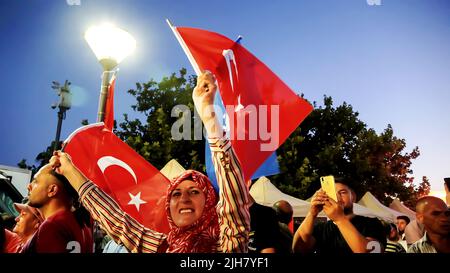 Izmir, Türkei. 15.. Juli 2022. Menschen mit türkischen Flaggen, einige von ihnen mit Präsident Erdogan und osmanischer Flagge, nahmen am 15. Juli an den Veranstaltungen zum Tag der Demokratie und nationalen Einheit Teil, um den 15. Juli zu feiern, der den Putsch am Konak-Platz besiegte. Beim gescheiterten Putschversuch vom 15.. Juli 2016 wurden 249 Menschen gemartert und fast 2.200 Menschen verletzt. (Foto von Idil Toffolo/Pacific Press) Quelle: Pacific Press Media Production Corp./Alamy Live News Stockfoto