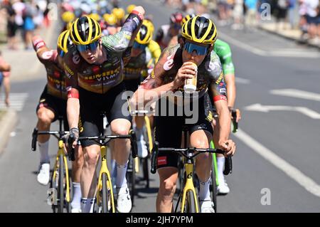 Jumbo-Visma-Fahrer, die während der 14. Etappe des Radrennens der Tour de France von Saint-Etienne nach Mende (195 km), Frankreich, am Samstag, dem 16. Juli 2022, in Aktion waren. Die diesjährige Tour de France findet vom 01. Bis 24. Juli 2022 statt. BELGA FOTO DAVID STOCKMAN - UK OUT Stockfoto