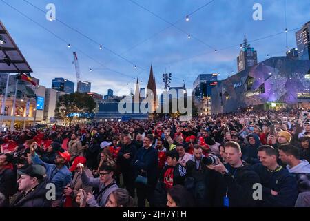 16. Juli 2022: MELBOURNE, AUSTRALIEN - 16. JULI: Fans bei einem Manchester United Auswärtstrikot-Werbestart auf dem Federation Square in Melbourne am 16.. Juli 2022 (Bildquelle: © Chris Putnam/ZUMA Press Wire) Stockfoto