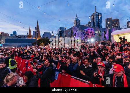 16. Juli 2022: MELBOURNE, AUSTRALIEN - 16. JULI: Fans bei einem Manchester United Auswärtstrikot-Werbestart auf dem Federation Square in Melbourne am 16.. Juli 2022 (Bildquelle: © Chris Putnam/ZUMA Press Wire) Stockfoto