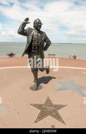 Bronzestatue von Eric Morecambe oder John Eric Bartholomew mit Blick auf die Morecambe Bay, England, Großbritannien Stockfoto