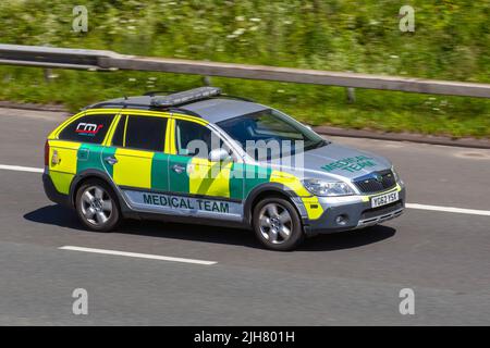 MEDIZINISCHES Team, privater Krankenwagen, 2012 Skoda Octavia 1968cc Diesel 6-Gang-Schaltgetriebe; unterwegs auf der Autobahn M6, Großbritannien Stockfoto