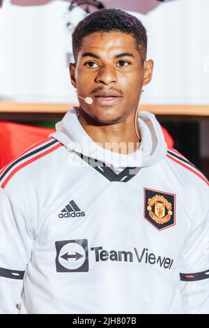 16. Juli 2022: MELBOURNE, AUSTRALIEN - 16. JULI: Marcus Rashford von Manchester United bei einer Werbeaktion für Auswärtstrikots auf dem Federation Square in Melbourne am 16.. Juli 2022 (Bildnachweis: © Chris Putnam/ZUMA Press Wire) Stockfoto